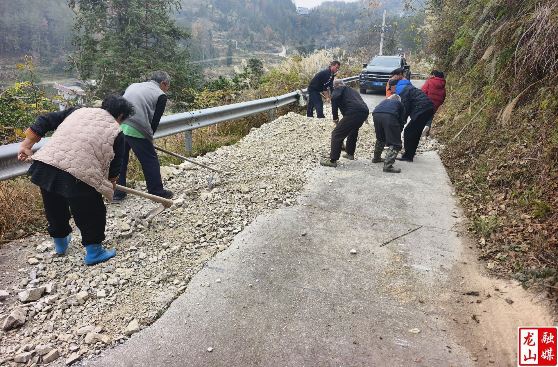堰坝村坑洼水泥路“变身”舒心道