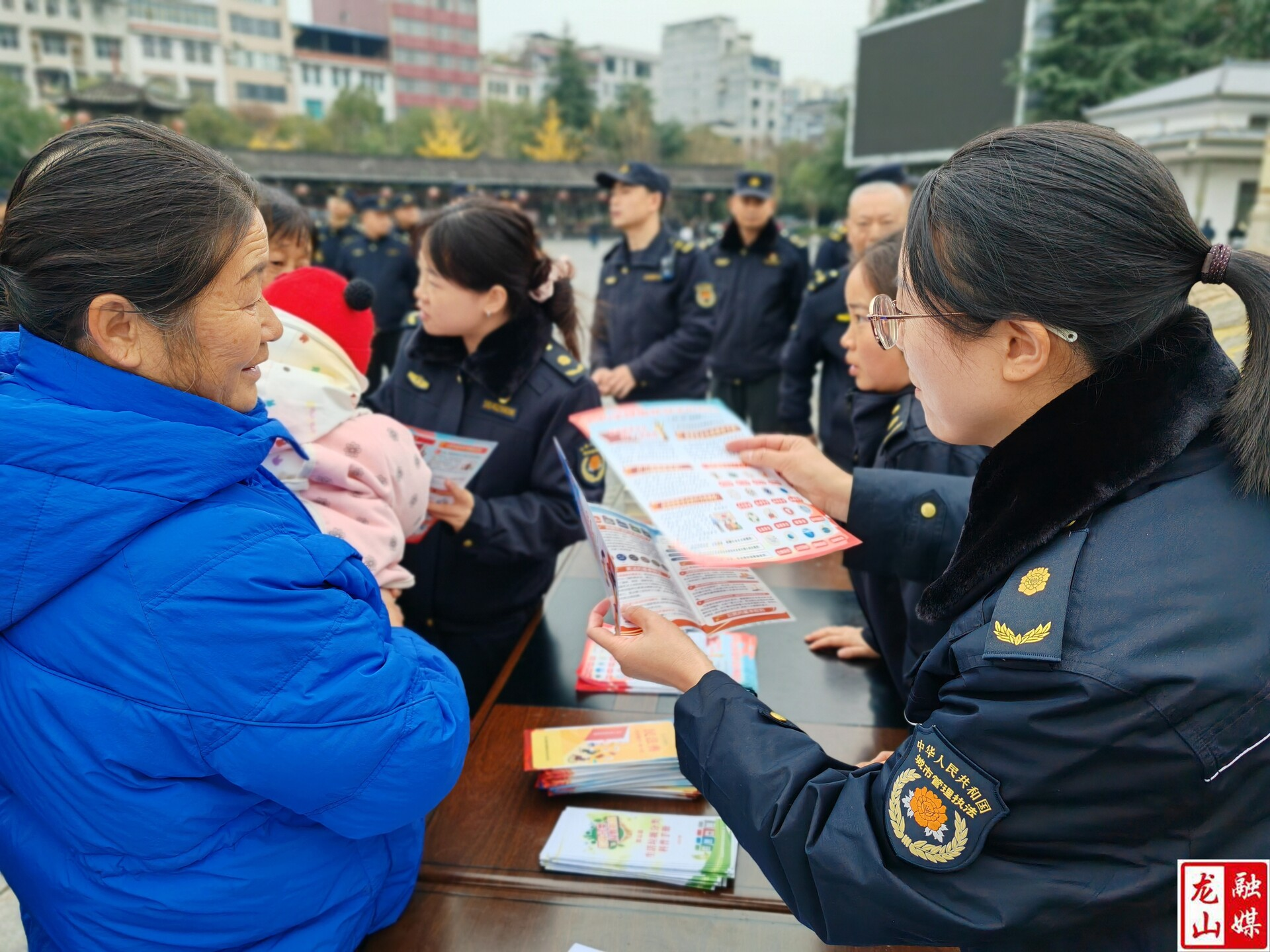 县城市管理和综合执法局开展“宪法宣传日”宣传活动