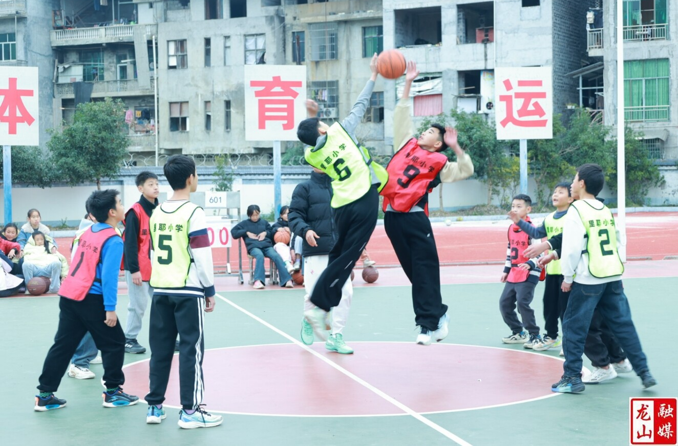 “童心跃动，迎篮而上”：里耶小学篮球赛热血开赛