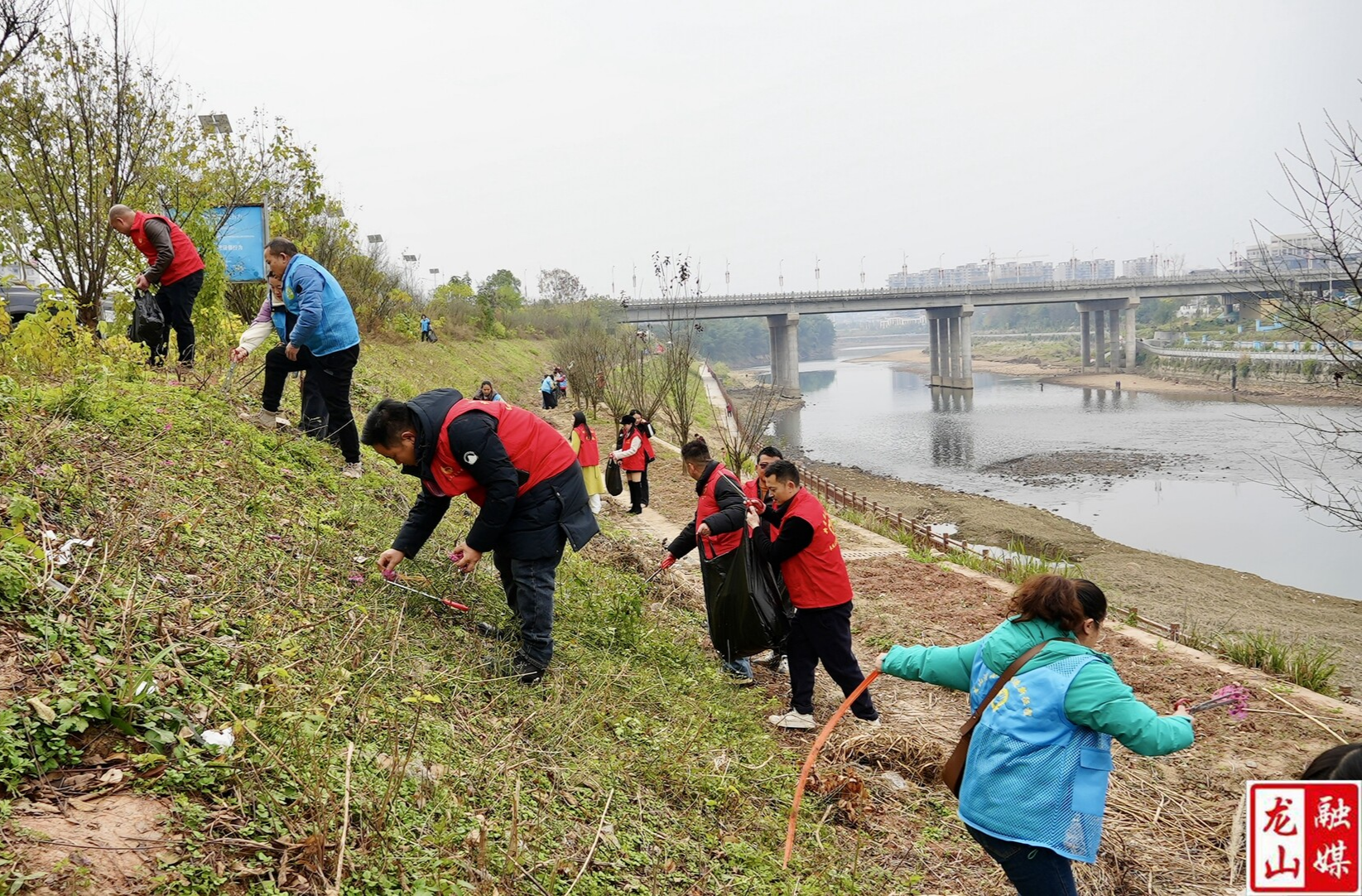 龙山、来凤两县携手开展“河小青”志愿服务行动