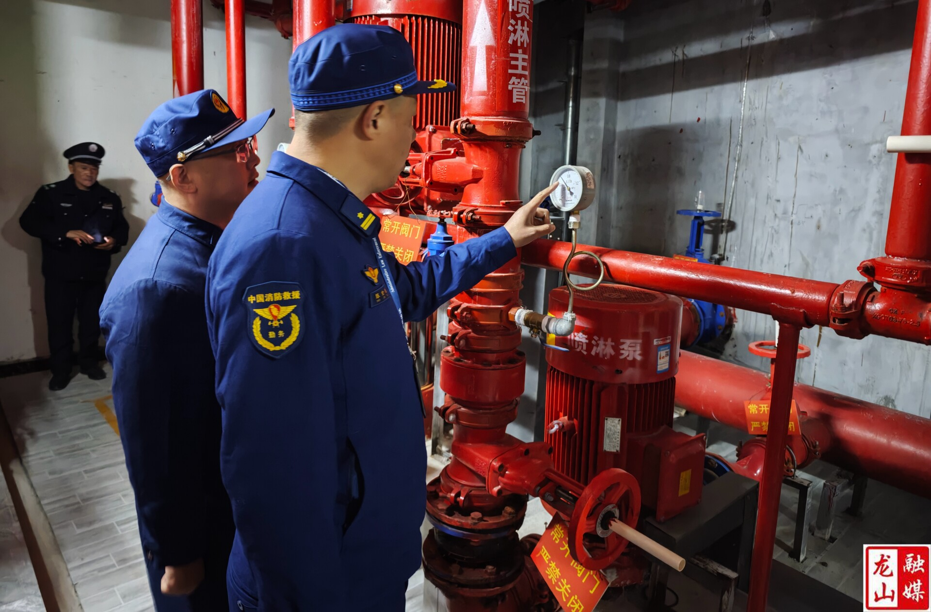 县消防救援大队开展高层建筑消防安全夜查行动