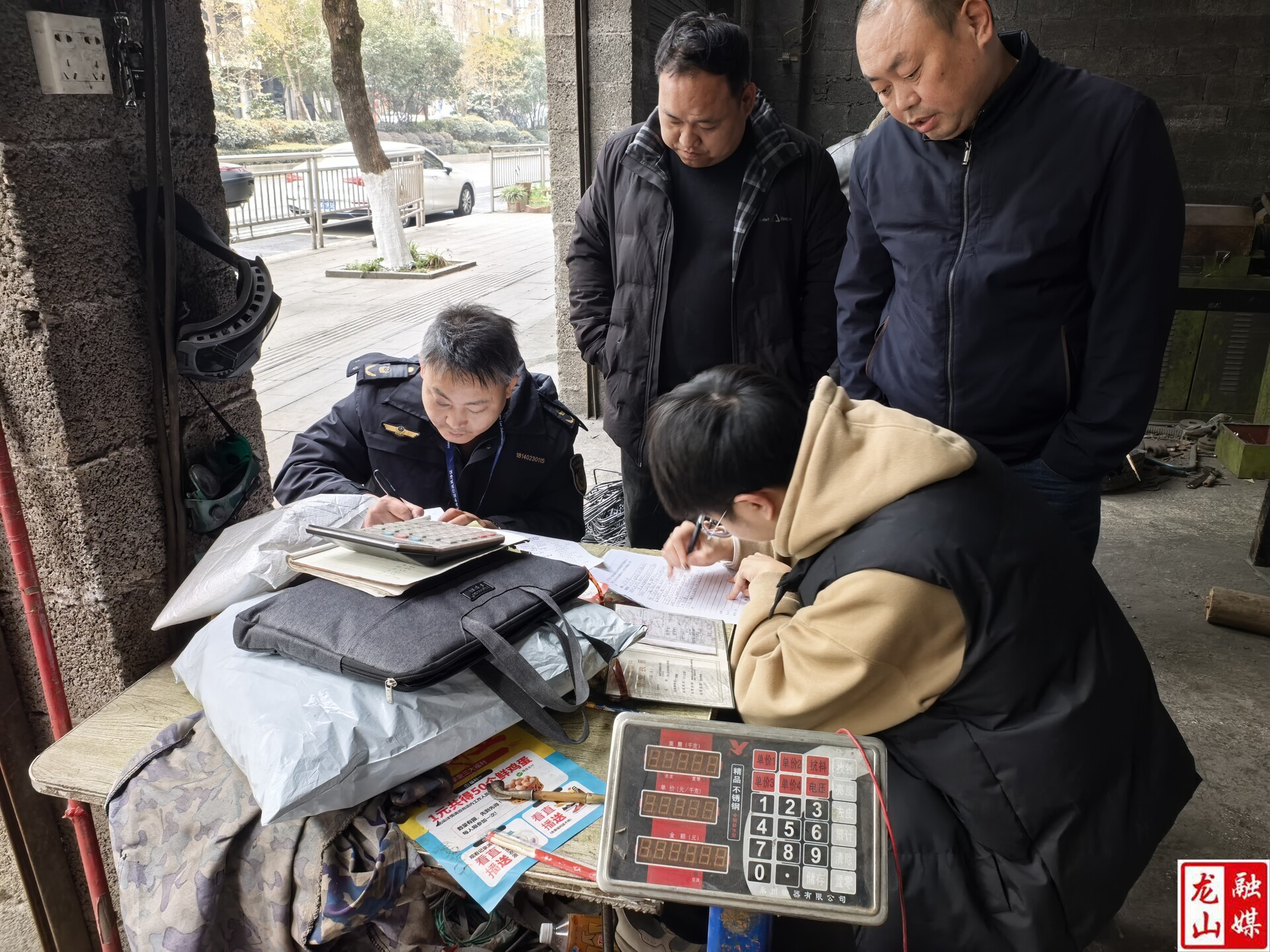 龙山查获“瘦身钢筋”加工点 执法部门查封涉事门店