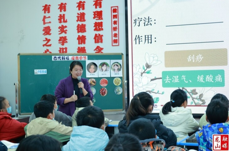 吉大师院附小党员教师送教里耶小学