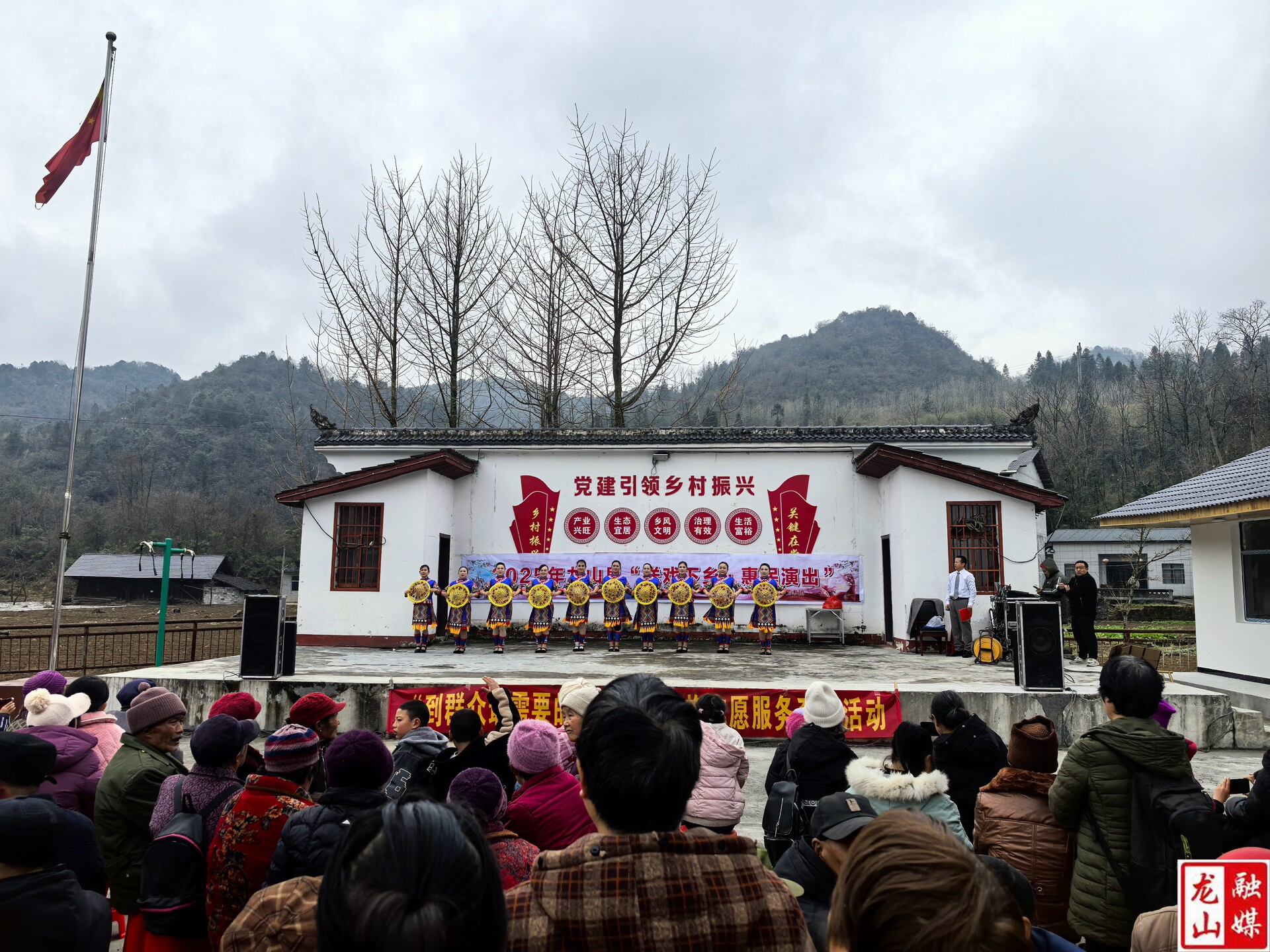 龙山县毕兹卡艺术团走进大安乡开展惠民演出