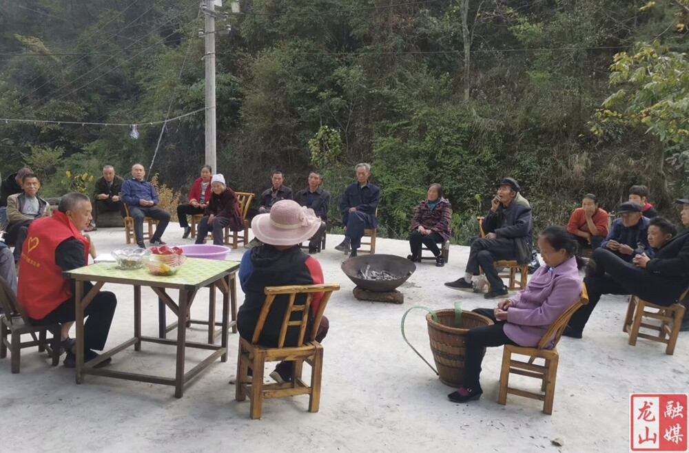 兴隆街社区：院坝宣讲传党音 百合飘香话振兴