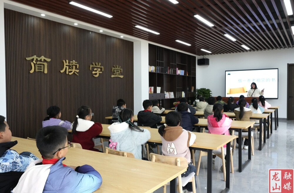 里耶小学师生在古城遗址“做一本老祖宗的书”