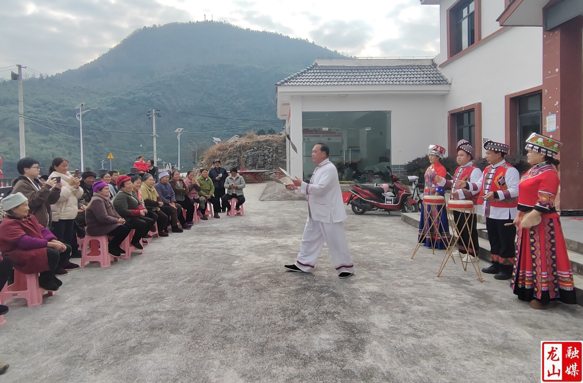 靛房镇“三棒鼓+山歌”宣讲党的二十届四中全会精神