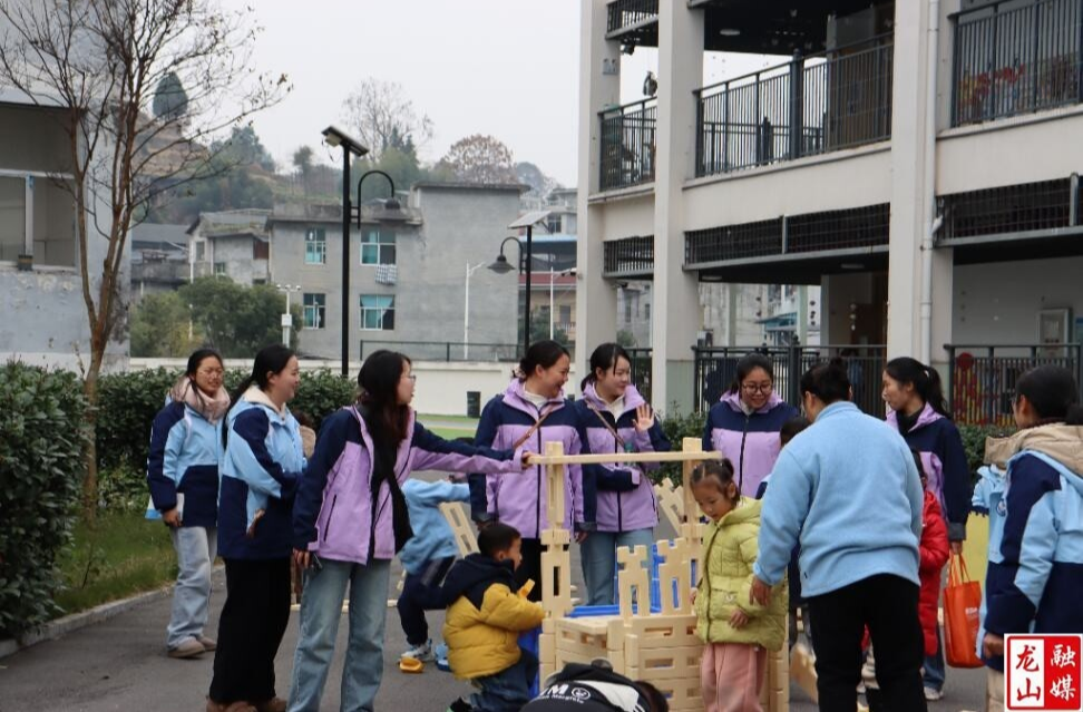 怀化洪江市龙标幼儿园一行来龙山宁乡幼儿园开展交流活动