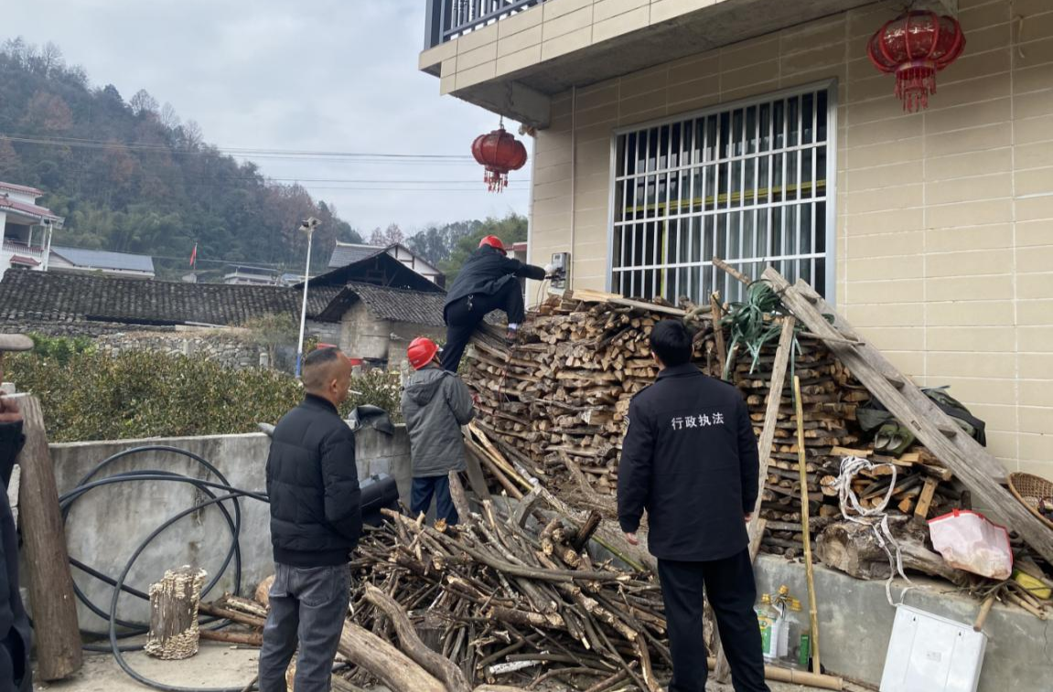 县市场监督管理局里耶分局联合供电所开展“计量惠民进乡村”行动