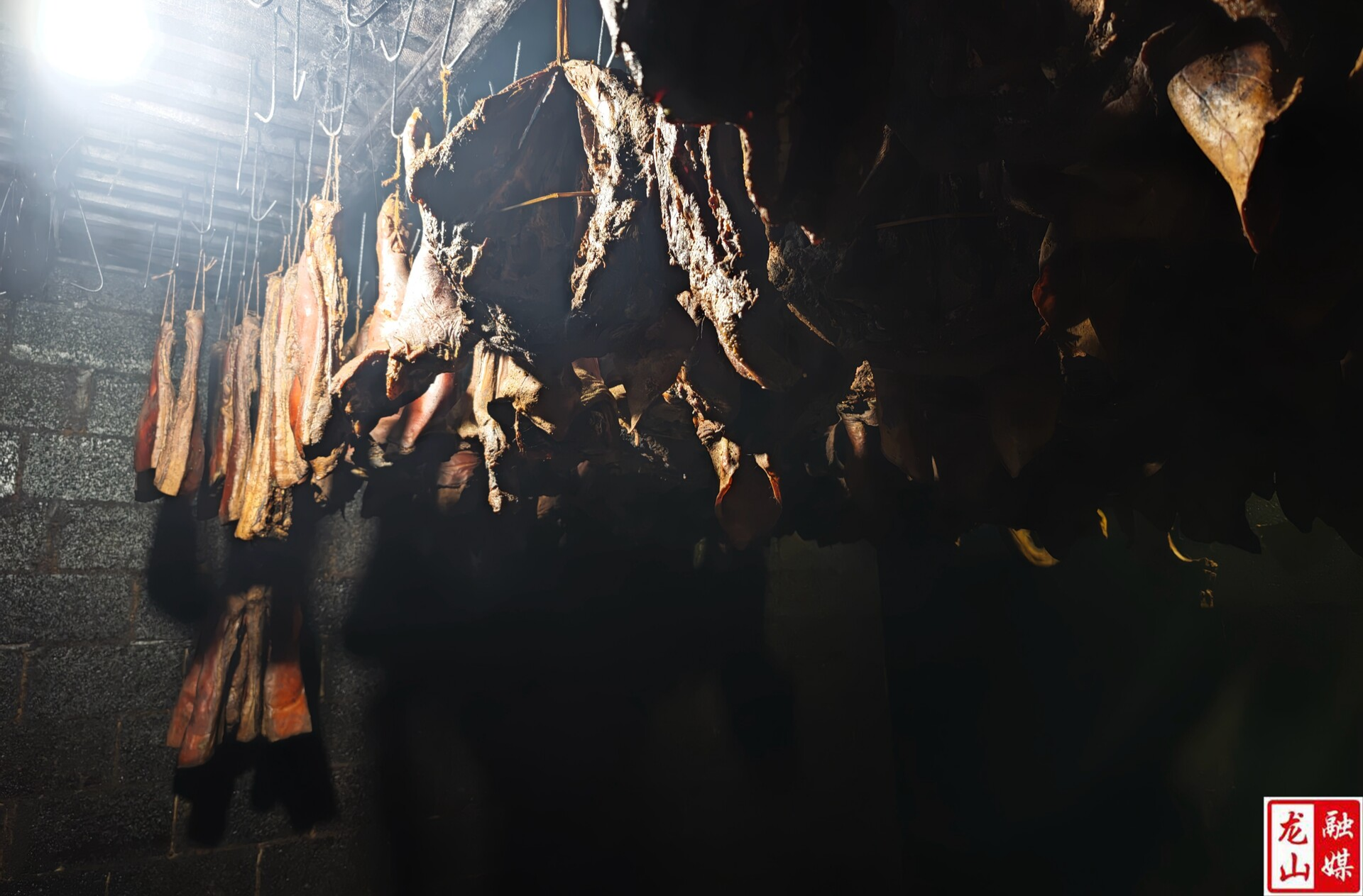 土家腊肉熏制忙