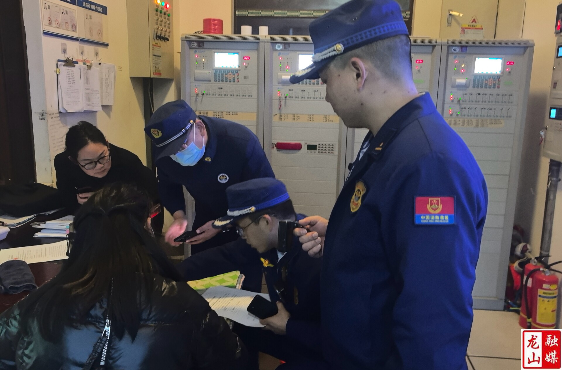 龙山消防开展节前夜查 筑牢岁末安全防线