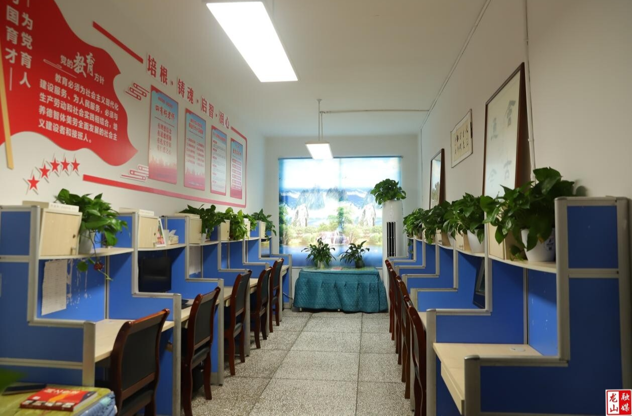 龙山四小开展“最美办公室”评比