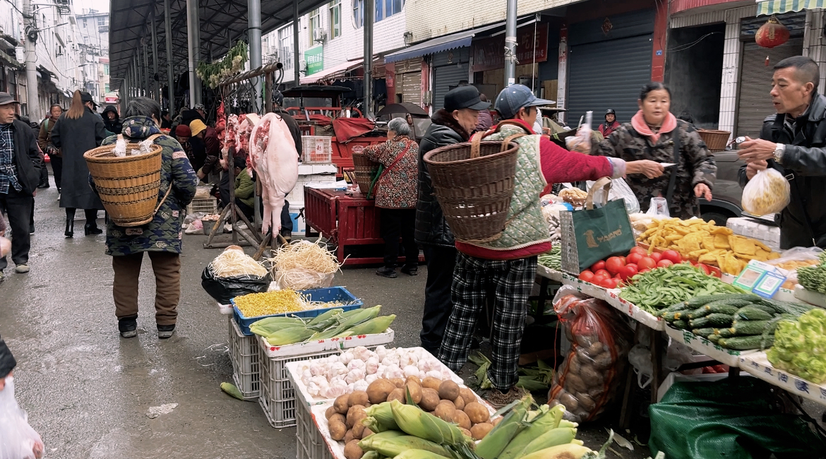 油香里的热闹人间：石牌镇集市升起浓浓年味
