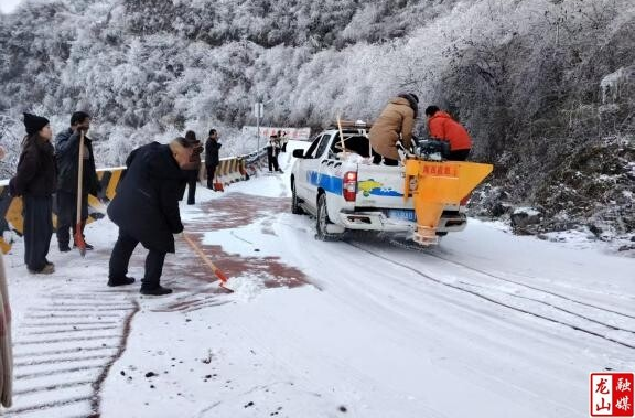 洛塔乡：除冰铲雪 齐心渡关