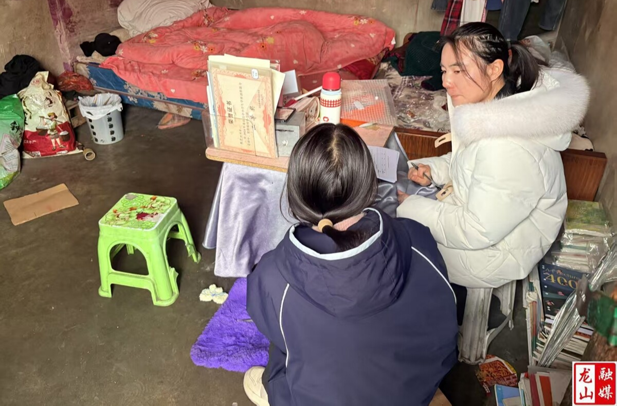 里耶镇民政社工站开展低保入户核查工作