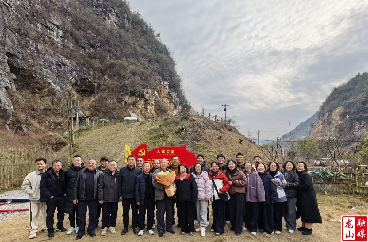 县机关事务服务中心举行退休干部荣退仪式