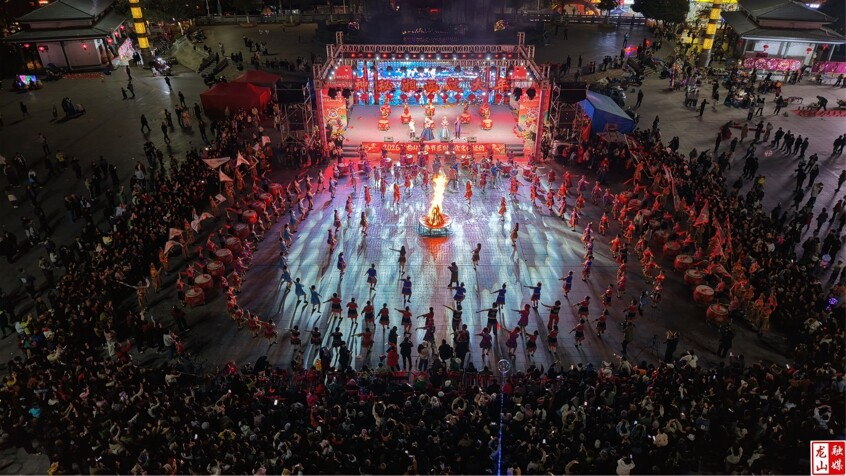 2026年龙山县“千人同欢舞·摆手迎吉祥”篝火晚会热闹举行
