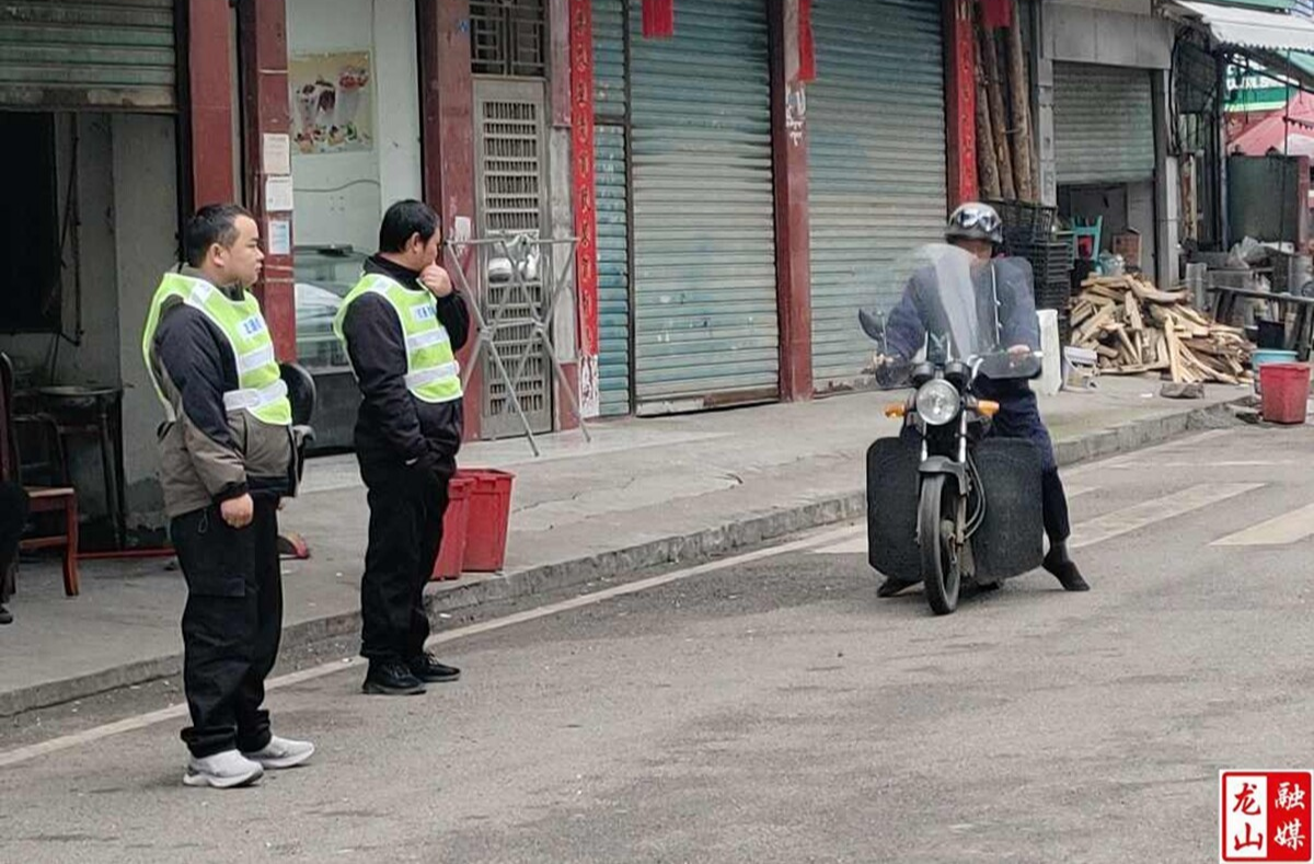 咱果乡：常态化劝导提升“戴帽率” 守护群众出行安全