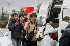 从伊朗撤离的25名中国公民经土库曼斯坦启程回国