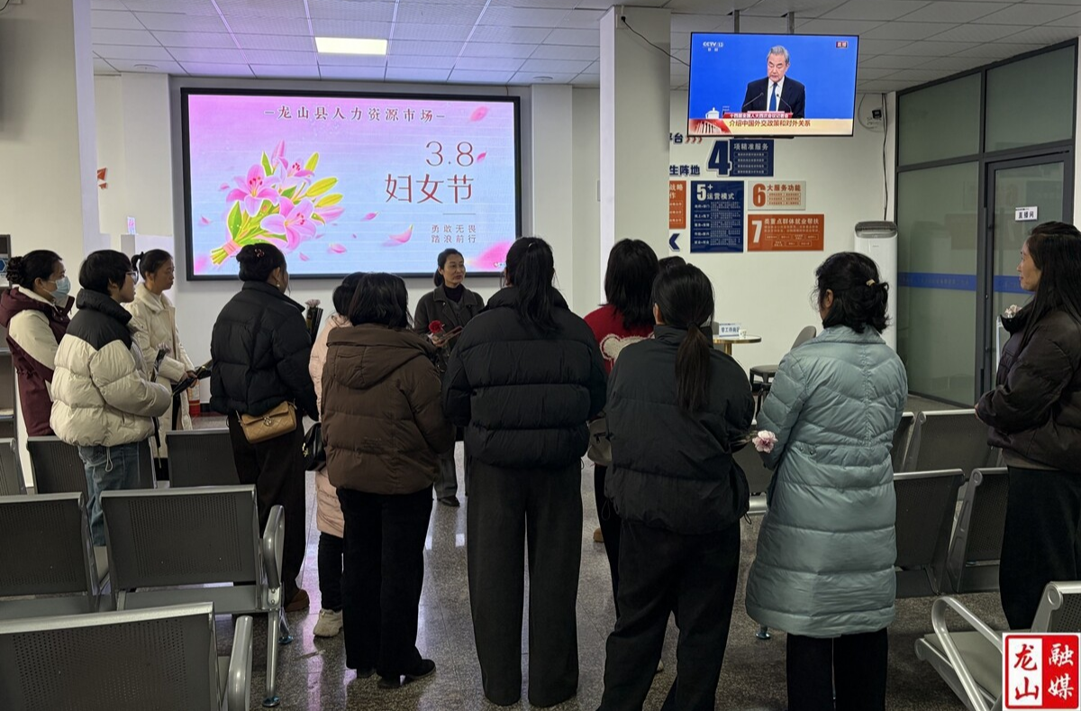 县人社局开展“三八”专场招聘会