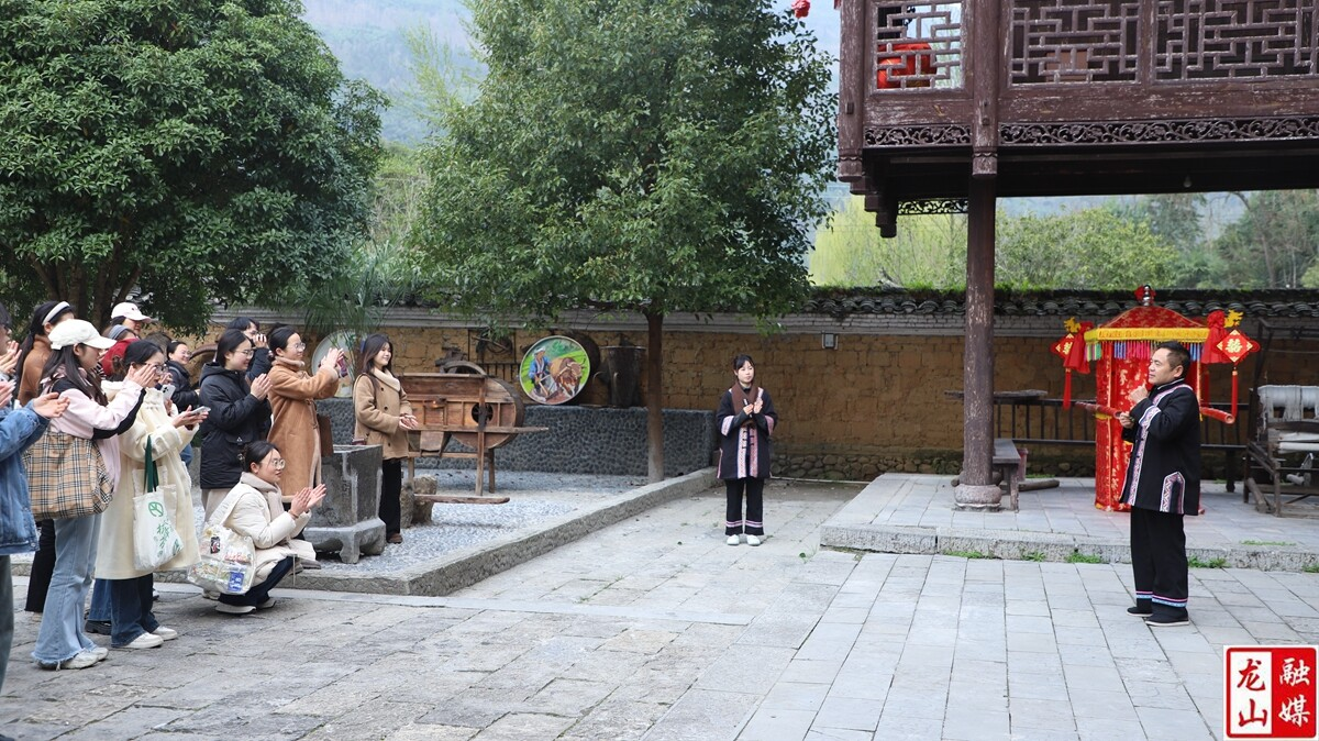 里耶民中女教师沉浸式体验土家文化庆“三八”