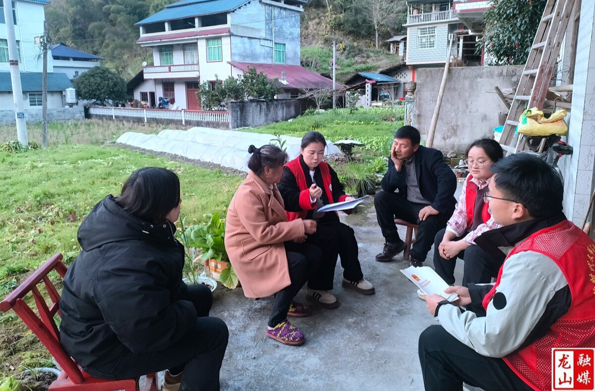 州农科院驻村工作队：田间宣讲文明条例 播撒乡风文明“种子”