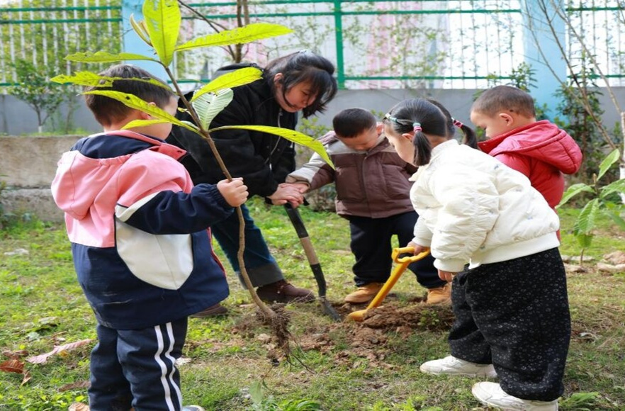 第一幼儿园开展植树节活动