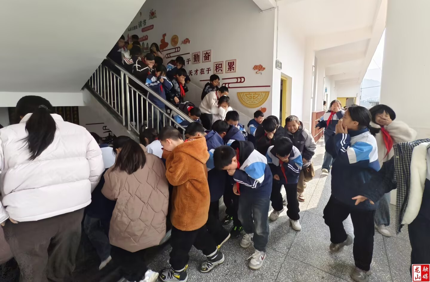 苗儿滩镇九年制学校开展消防应急演练