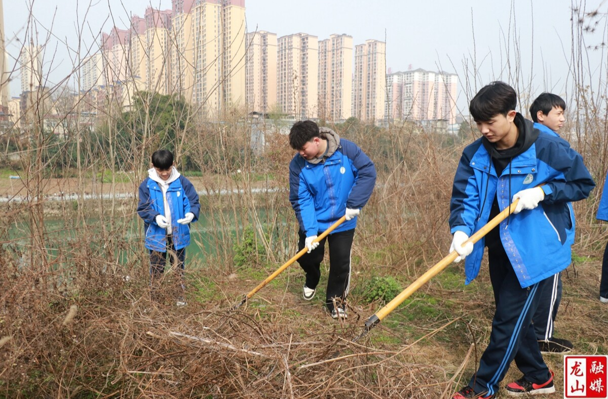 县技工学校开展“龙凤同行 文明酉你”环保志愿服务