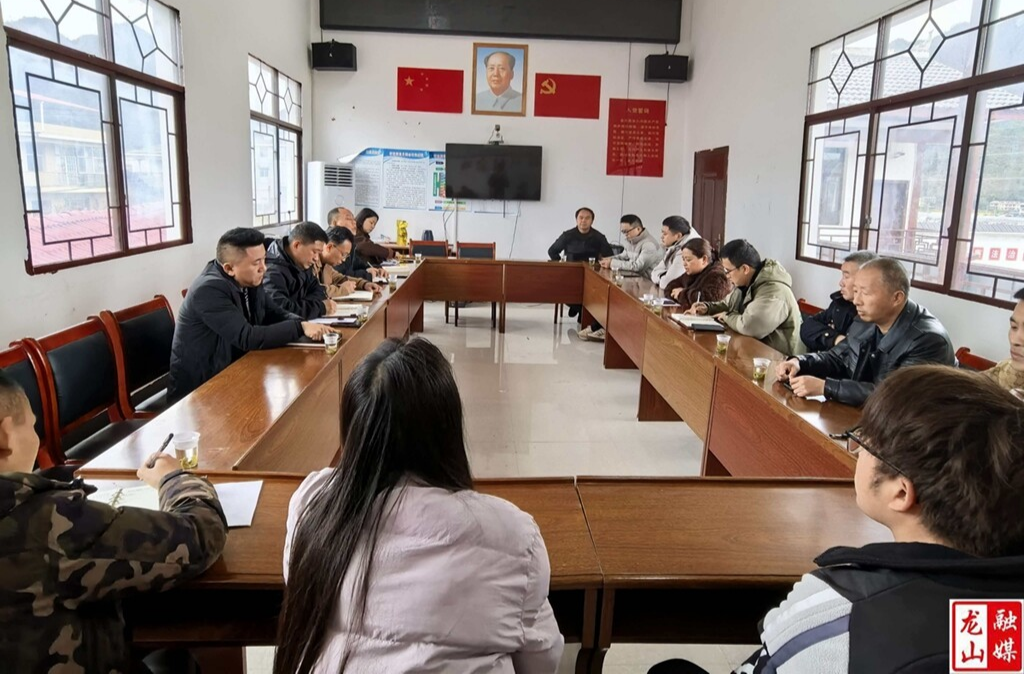 县委社会工作部一行在召市镇官厅社区调研