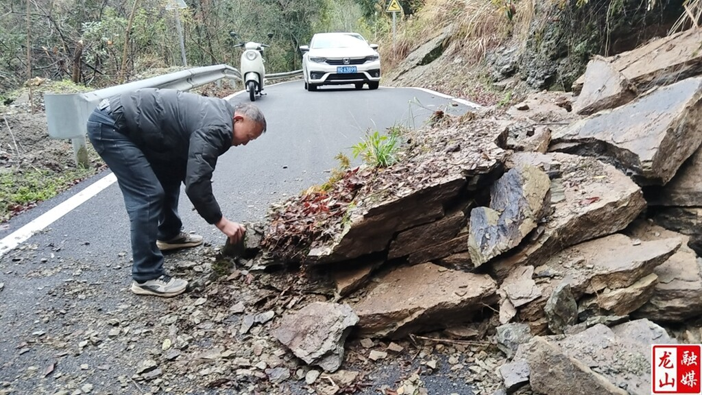 咱果乡清理路障除隐患 畅通民心路