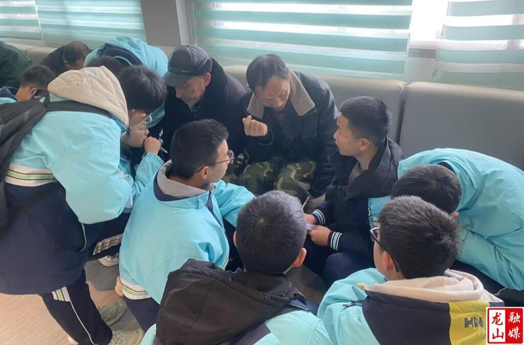 皇仓华鑫师生走进县光荣院：敬老兵、听故事、演节目，践行雷锋精神