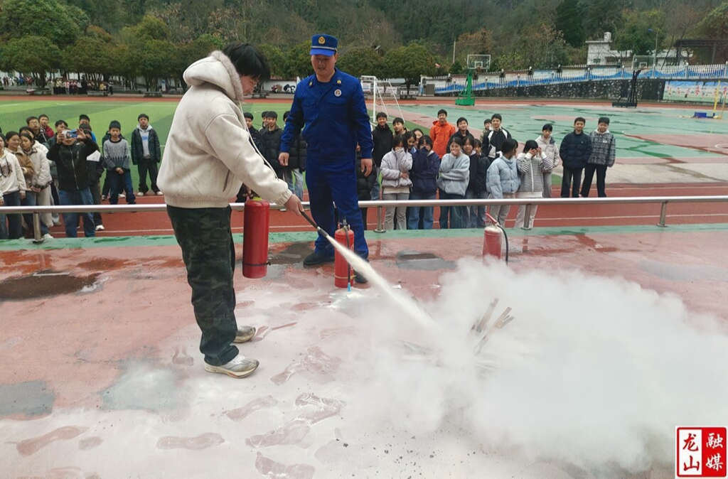 咱果乡开展春季校园消防演练