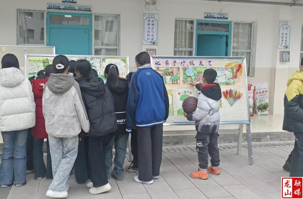 靛房镇九年制学校手抄报展播：童心绘绿意 笔尖传雷锋