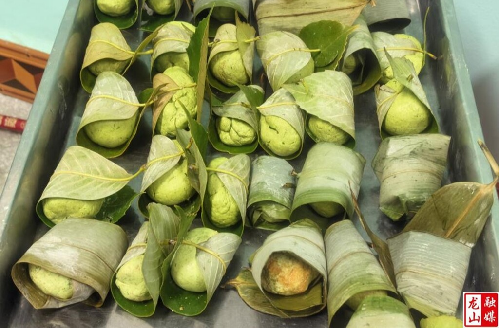 乌鸦河九年制学校：艾草粑粑里的温暖（图）