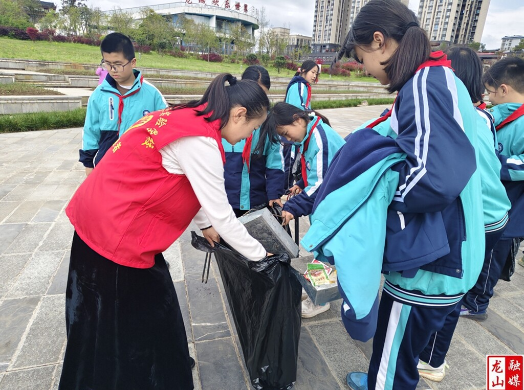 思源实验学校开展“弘扬雷锋精神，守护美丽果利河”劳动实践活动