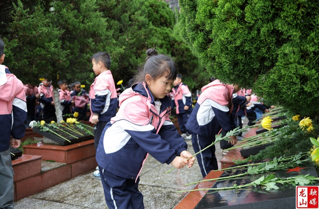 第一幼儿园开展清明祭扫活动