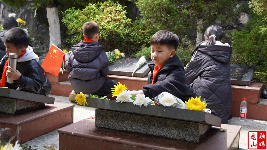 缅怀革命先烈 传承红色精神——石羔小学开展清明祭扫活动