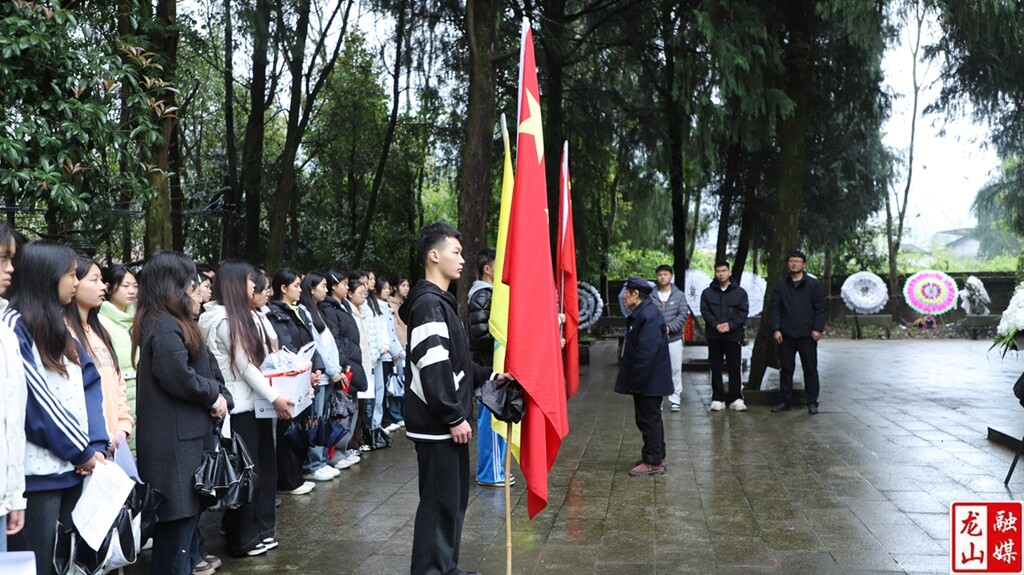 里耶民中开展清明祭扫活动