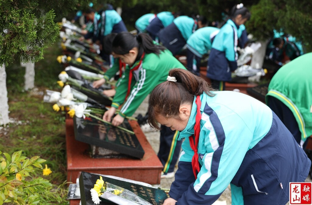 思源学校：党建带队建 清明祭英烈 清廉润童心