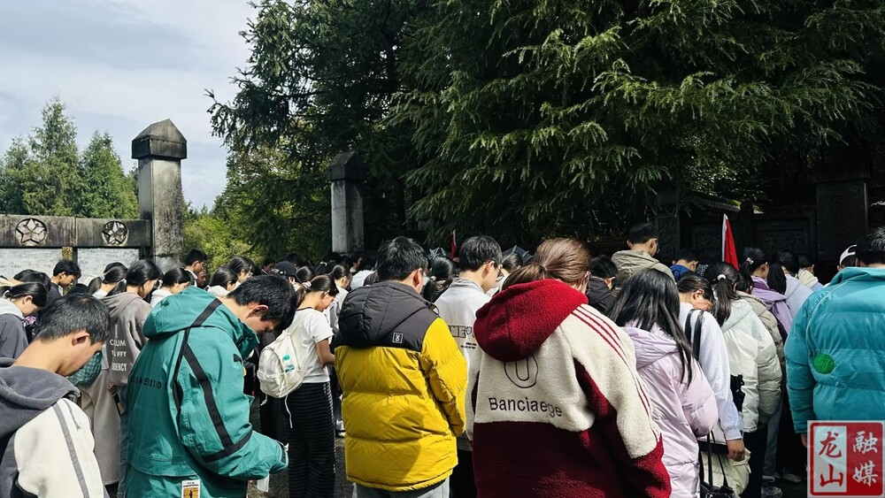 农车学校开展清明祭扫活动