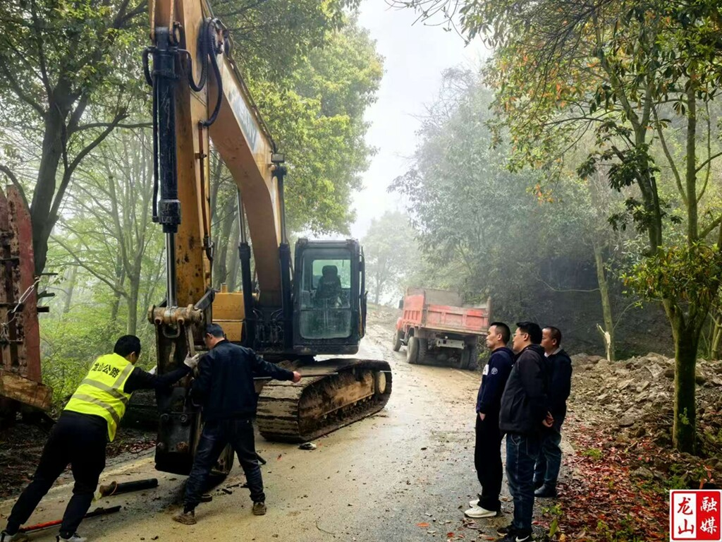 里耶镇：暴雨致路险 抢险保畅通