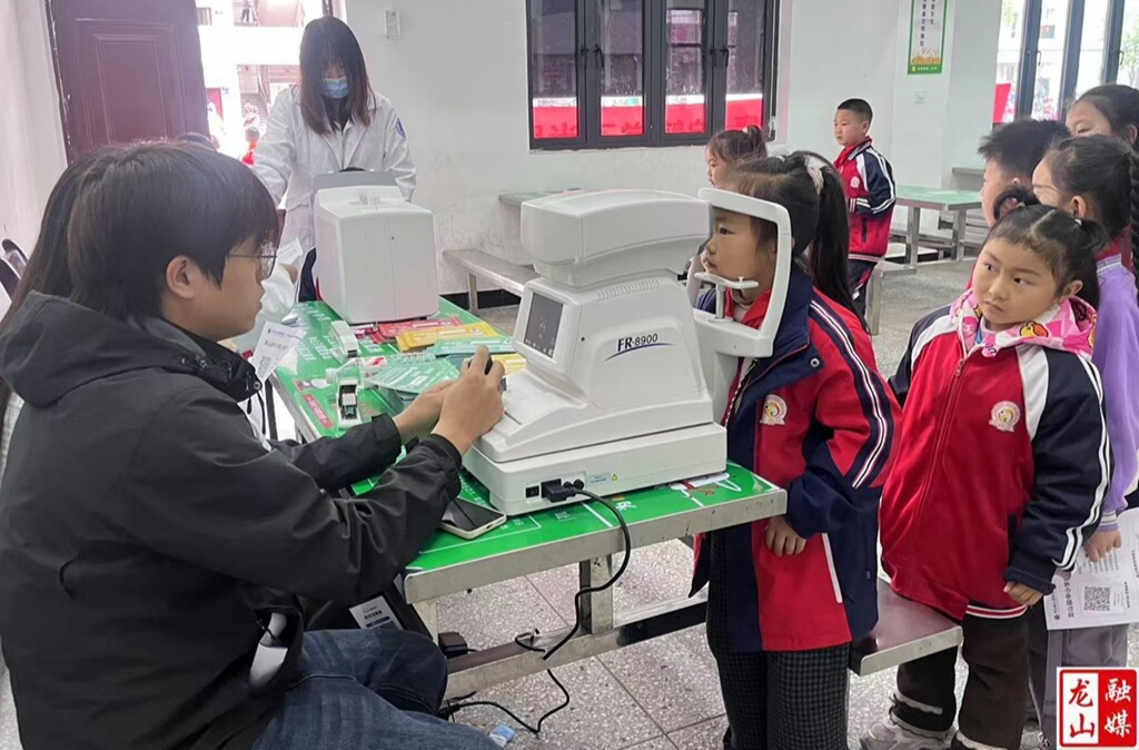 龙山县第二小学开展视力筛查活动