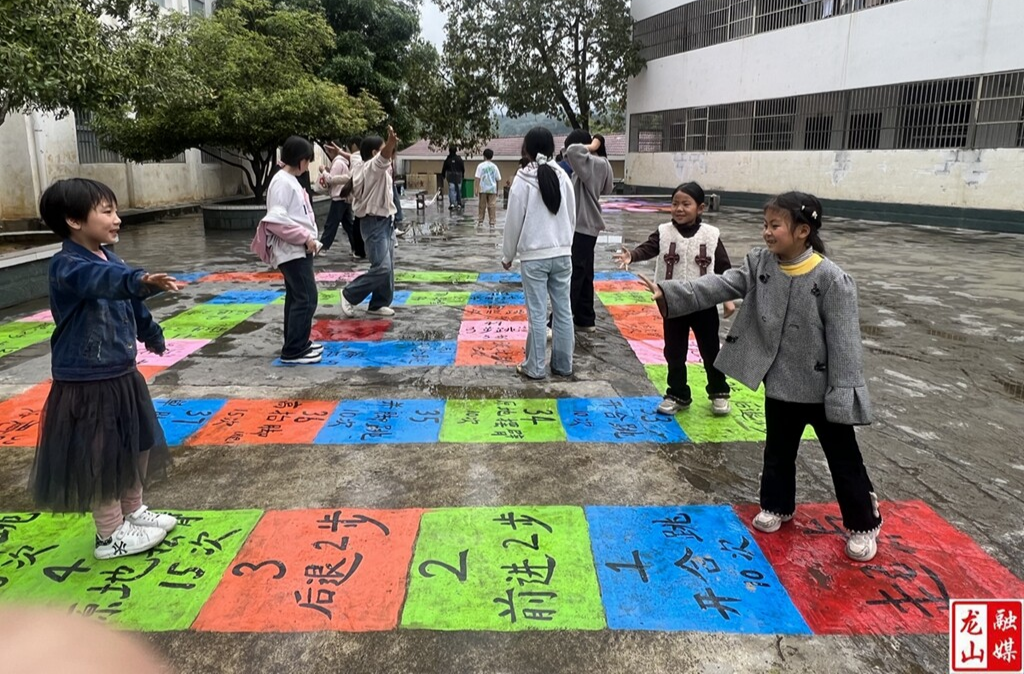 湾塘九年制学校：课间“趣”玩地面游戏 解锁校园活力时光