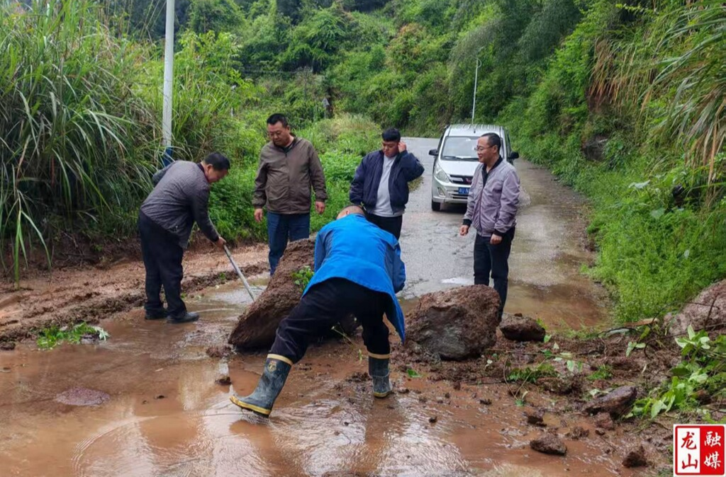 闻“汛”而动快速清障：洗车河镇洗脉村高效处置道路落石险情
