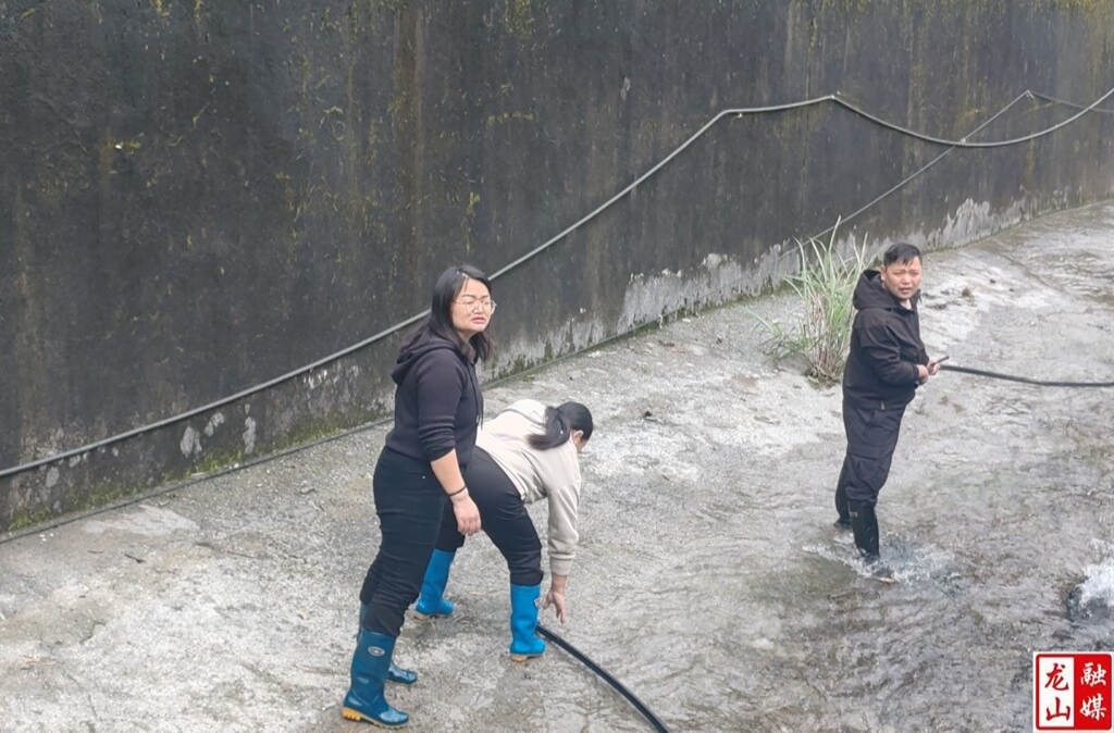 为民办实事 通水暖民心（图）