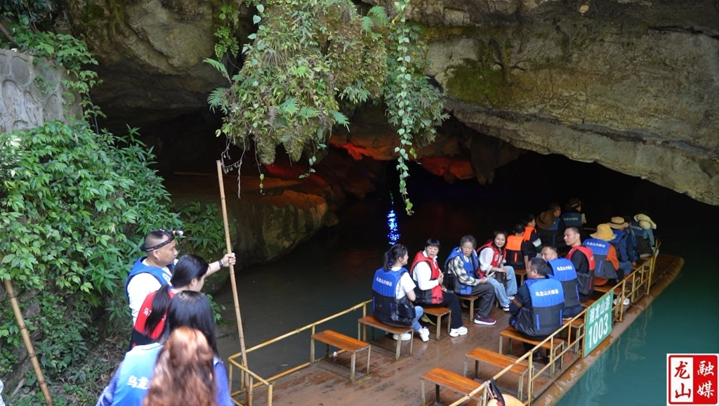 龙山：乌龙山大峡谷景区迎来“五·一”长假旅游小高峰