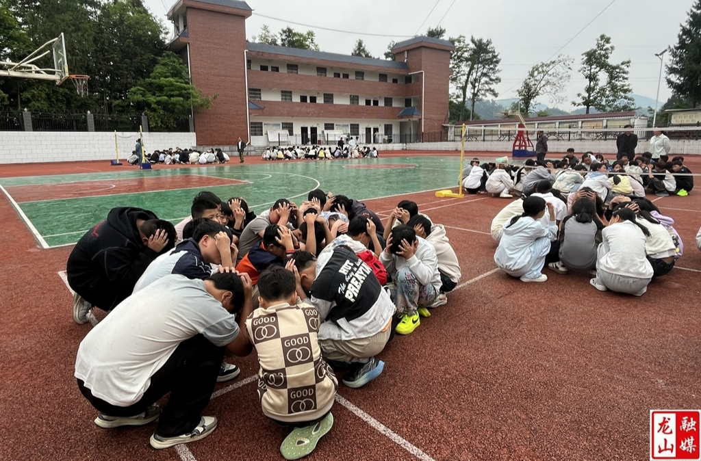湾塘九年制学校开展“5·12”防震减灾应急疏散演练