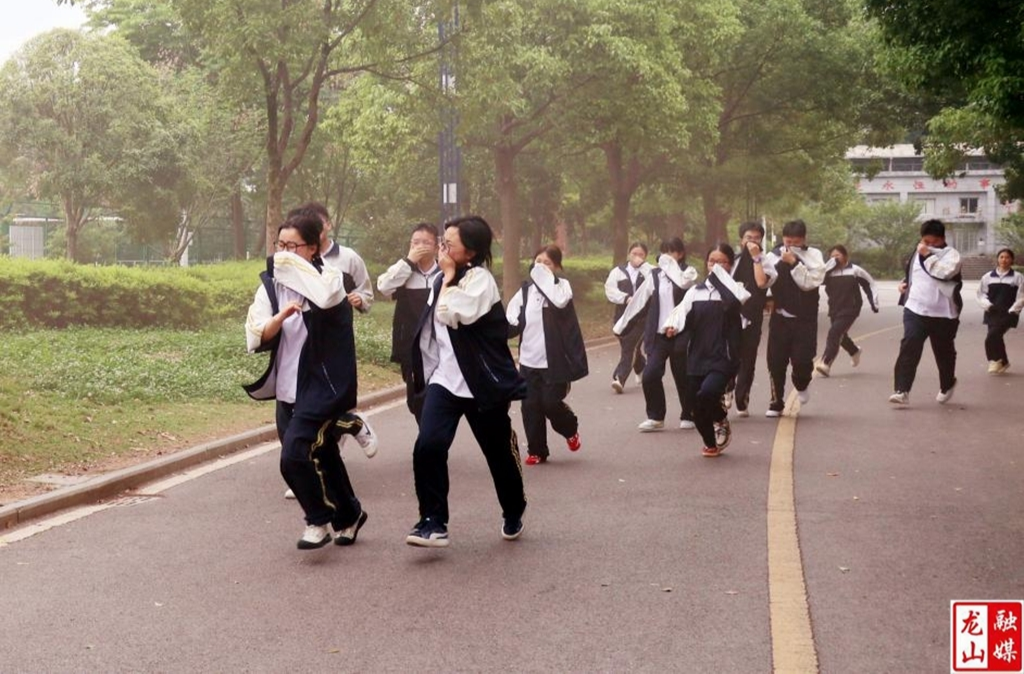 皇仓中学开展消防疏散、防震逃生双线应急演练