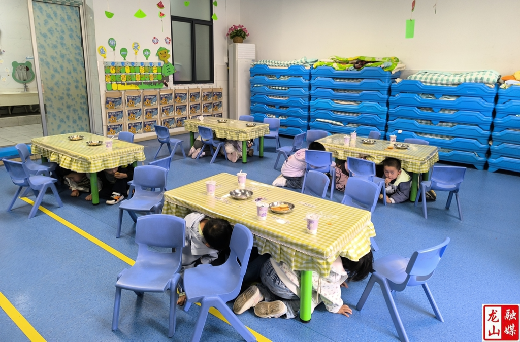第三幼儿园开展防震减灾应急疏散演练